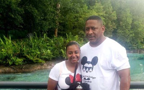 La pequeña junto a sus padres, ambos paramédicos.