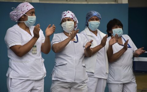 Personal de Salud del hospital Carlos Andrade Marín reciben un momento de alegría con la interpretación musical por parte de los bomberos.