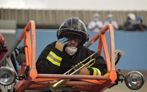 El bombero Henry Garcia es parte de la banda musical de la institución.