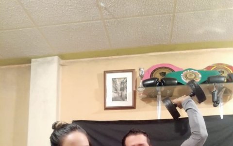 Jhosep Vizcaíno junto a su hijo, Gerard, de 3 años, en uno de los entrenamientos de la pugilista. Ella se acostumbró a trabajar con su pequeño acompañándola.