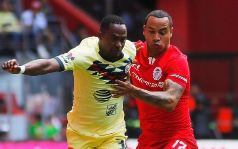 Renato Ibarra, con la camiseta del América, en un duelo con Felipe Pardo, quien iría a las Águilas en trueque por el tricolor.