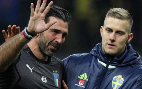 Gianluigi Buffon recibe consuelo de un rival tras perder el repechaje para Rusia 2018 contra Suecia.