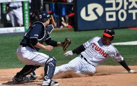 Los Doosan Bears (i) derrotaron por 5-2 a los LG Twins (d).
