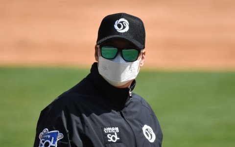 En el juego entre los Doosan Bears y los LG Twins, los ampáyers, utilizaron mascarillas