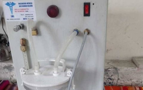 La palanca se mueve para inflar el ambú.