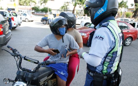 Motos. En diferentes sectores de Guayaquil, los motociclistas incumplen también con la norma.