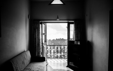 Abre la puerta para que ingrese el aire.