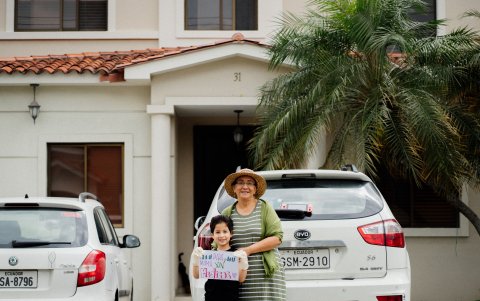 En esta casa nieto y abuela se cuidan entre sí.