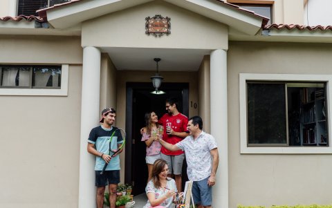 La familia de la villa 10 tiene un extranjero atrapado por la cuarentena y también mucha pintura.