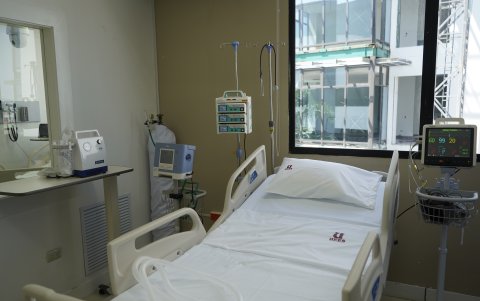 La clínica cuenta con el servicio de hospitalización, de rayos X, electrocardiogramas y demás.