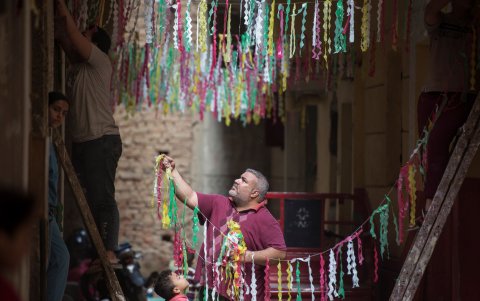 GIZA. Una persona junto a su hijo preparan ornamentos en papel, previo al festejo del ramadán en esta ciudad egipcia.