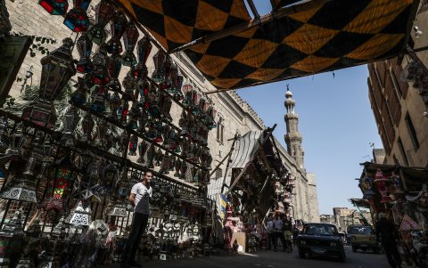 EL CAIRO. Un vendedor egipcio ofrece las tradicionales linternas árabes, conocidas como 'fanous', y usadas durante el mes del ramadán.