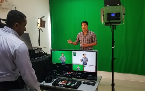 Una de las tareas docentes de la modalidad online es la producción de vídeos y contenido digital.