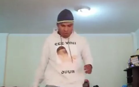 El expugilista también mostró sus habilidades para el fútbol.