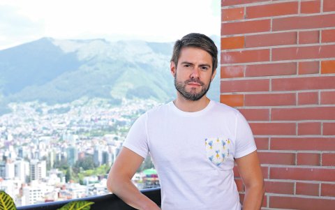 Felipe combina su trabajo con el cuidado de su departamento en Quito.
