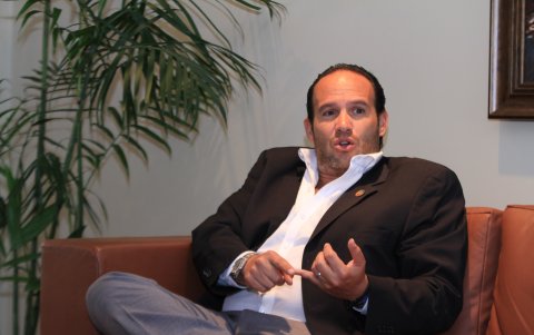 Cuando no está inmerso en la FEF, Francisco lava platos y cambia pañales.