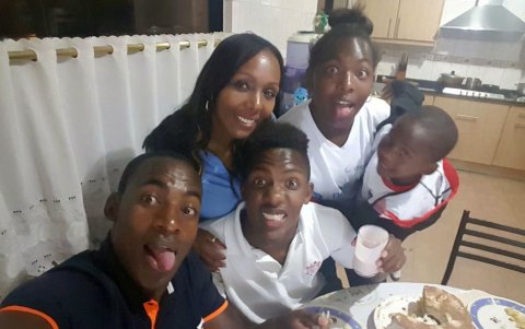 Djorkaeff Reasco conserva algunas fotos familiares, antes de su viaje a México para sumarse al Dorados.