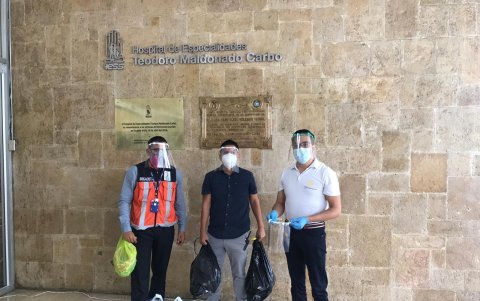 Entrega. En la imagen, constan algunos de los alumnos a cargo de la fabricación de los insumos.