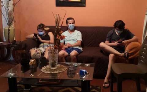 Miembros de la familia presentan síntomas tras el primer contagio.