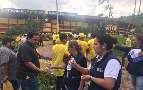 Las brigadas del Ministerio de Salud repartieron gel antiséptico a los hinchas de Barcelona que asistieron al Monumental en Copa Libertadores
