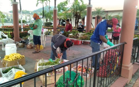 Atención. En uno de los parques de La Joya despachan las legumbres.