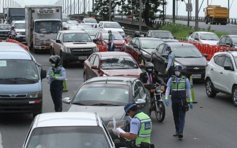 Control de salvoconductos y de placas en el puente de la Unidad Nacional.