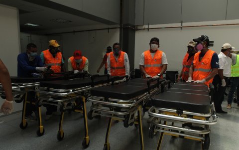 Camillas para trasladar a los pacientes que ingresan a ese centro.