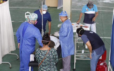 Equipos. En el lugar se han instalado cien camas para atender a los pacientes.