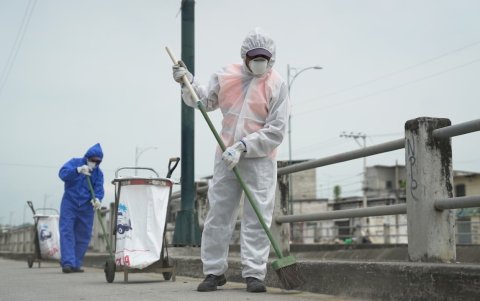 Recolección de desechos sólidos en las calles de Guayaquil.