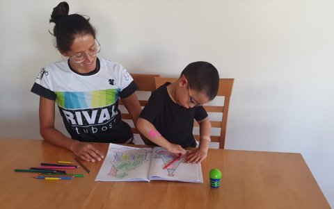 La triatlonista dedica una parte de la tarde para guiar a su pequeño Juan Francisco en los deberes escolares.