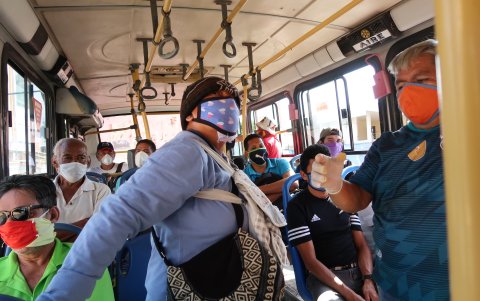 Metrovía. La Metrovía ha marcado en varias de sus paradas, líneas para ordenar el distanciamiento.