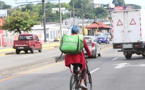 Situación. En Guayaquil, los negocios se han reactivado pero solo haciendo sus entregas a domicilio.
