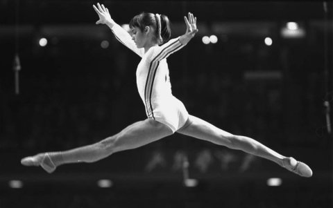Antes. Comaneci, a los 15 años, empezó la cosecha de oros olímpicos en los Juegos de Montreal 1976.