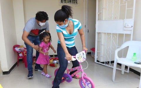 Aislamiento.- Amelia Lindao, de 4 años, juega en casa con sus padres, diariamente. La familia cumple con el aislamiento y mantiene en casa a la menor.