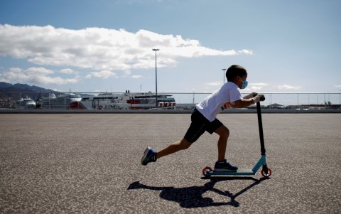 Mundo. En Ecuador, los padres esperan con ánsias que sus hijos puedan salir, así sea por poco tiempo, como España.