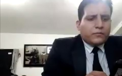 Benjamín Viteri se conecta a una aplicación para asistir a un funeral virtual.