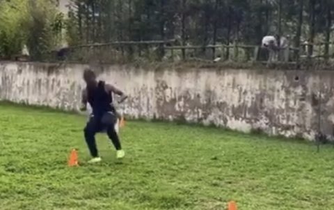 Detrás de la reja, Simba acompaña incansablemente al goleador de Papá.