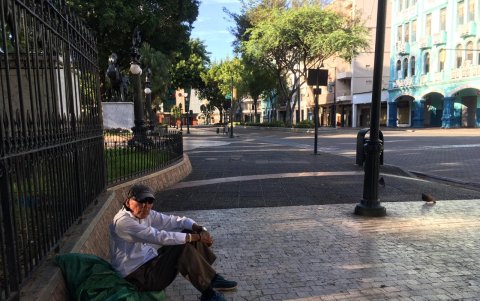 Los policías permitían que los recicladores realicen su labor en el centro de la ciudad durante el toque de queda.