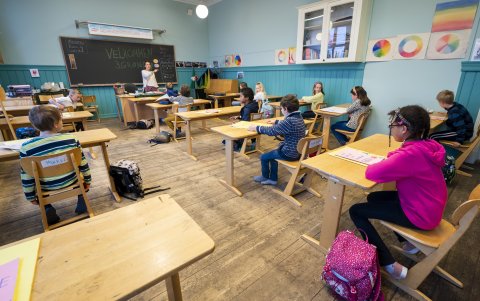 OSLO. Estudiantes noruegos asisten a una clase luego de que en este país se reactivaran parcialmente las actividades educativas.