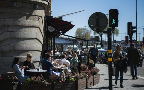 ESTOCOLMO. Aupados por el Gobierno, los suecos llevan una vida casi normal en estos tiempos de pandemia de l coronavirus, sin las restricciones de otros países, solo recomendando la distancia social.