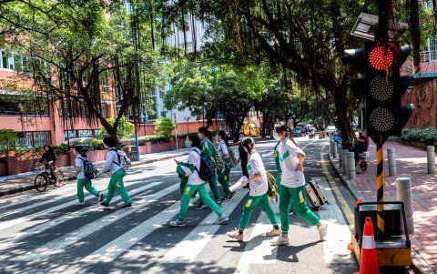 GUANGZHOU. Alumnos de una escuela en esta ciudad china, iniciaron este lunes su primera semana de clases tras casis tres meses de ausencia.