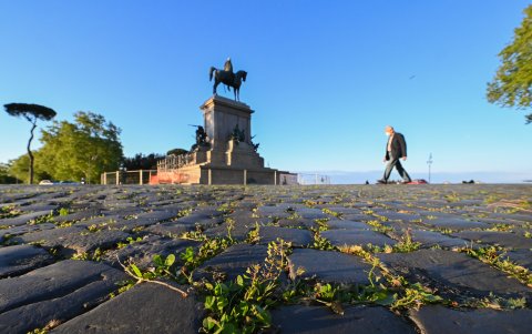 ROMA. La hierba crece entre los adoquines de la explanada junto a la estatua ecuestre de Giuseppe Garibaldi. Los servicios comunitarios están suspendidos por la emergencia sanitaria.