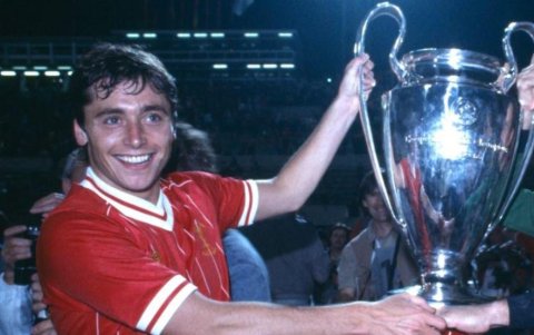 Michael Robinson cuando ganó la Champions con el Liverpool.