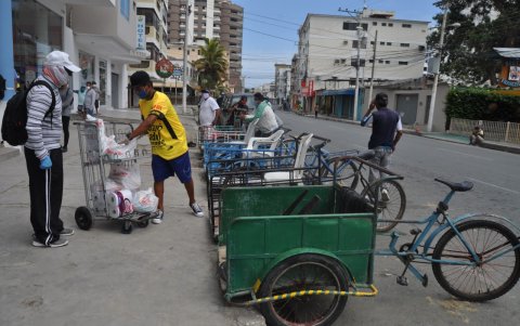 Clientela. En los centros comerciales, todos están atentos a la salida de los clientes.