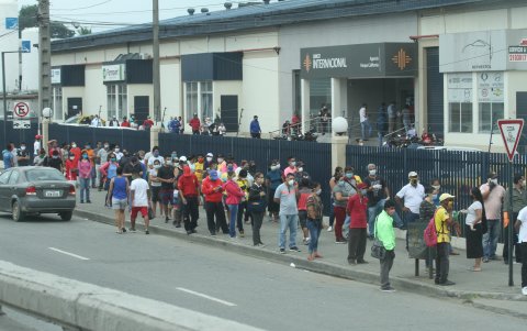 Realidad. Como se muestra en la foto, permanecieron ayer algunas calles de Guayaquil. El congestionamiento se da generalmente fuera de las agencias bancarias.