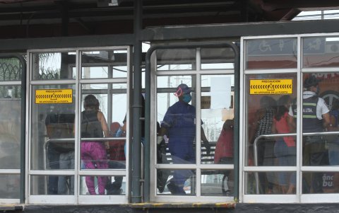 Control. El gerente de la Metrovía solicita que la Policía y los militares ayuden a controlar el ingreso de los pasajeros a la unidad. Advierte que lo hacen a la fuerza.