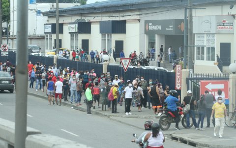 Hecho. Las agencias bancarias son uno de los puntos donde el distanciamiento menos se cumple.