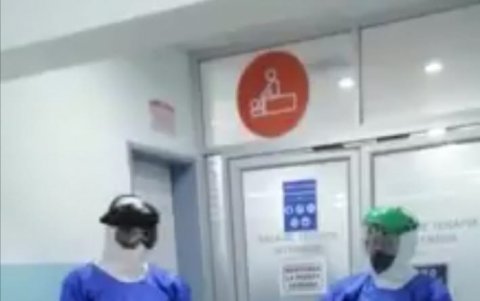 Un paciente de COVID-19 es dado de alta en un hospital del IESS.