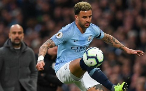Kyle Walker contrató dos prostitutas y con ellas rompió el aislamiento.