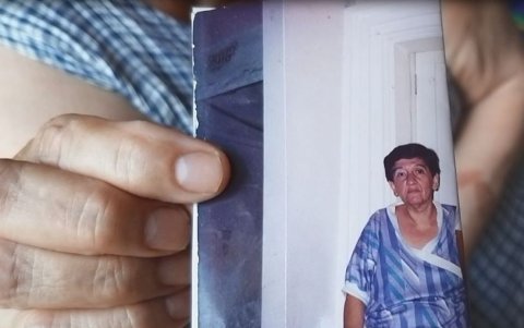 Aura Maruri muestra una foto de Alba.